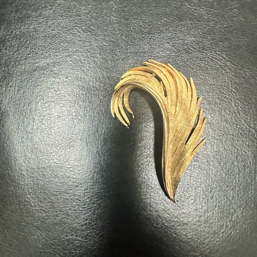 Vintage Elegant Gold tone Brooch - Picture 1 of 2